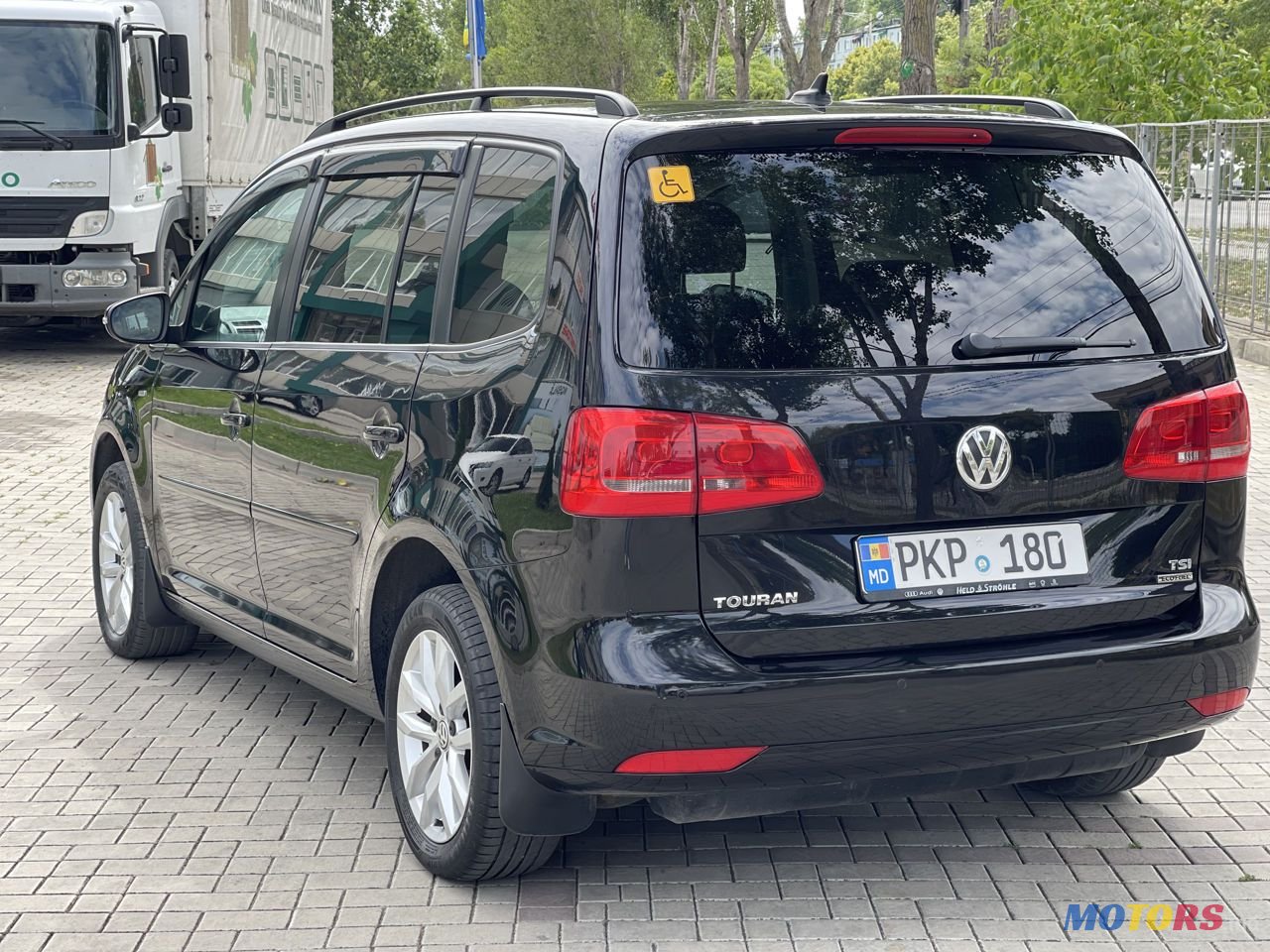 2012' Volkswagen Touran photo #3