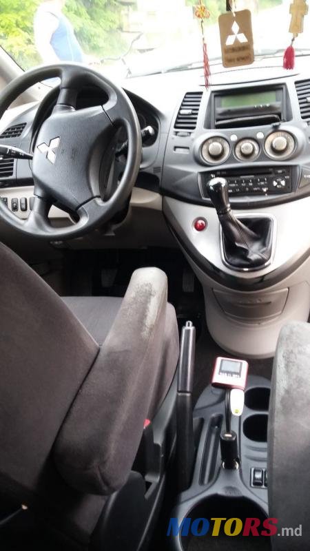 2007' Mitsubishi Grandis photo #3