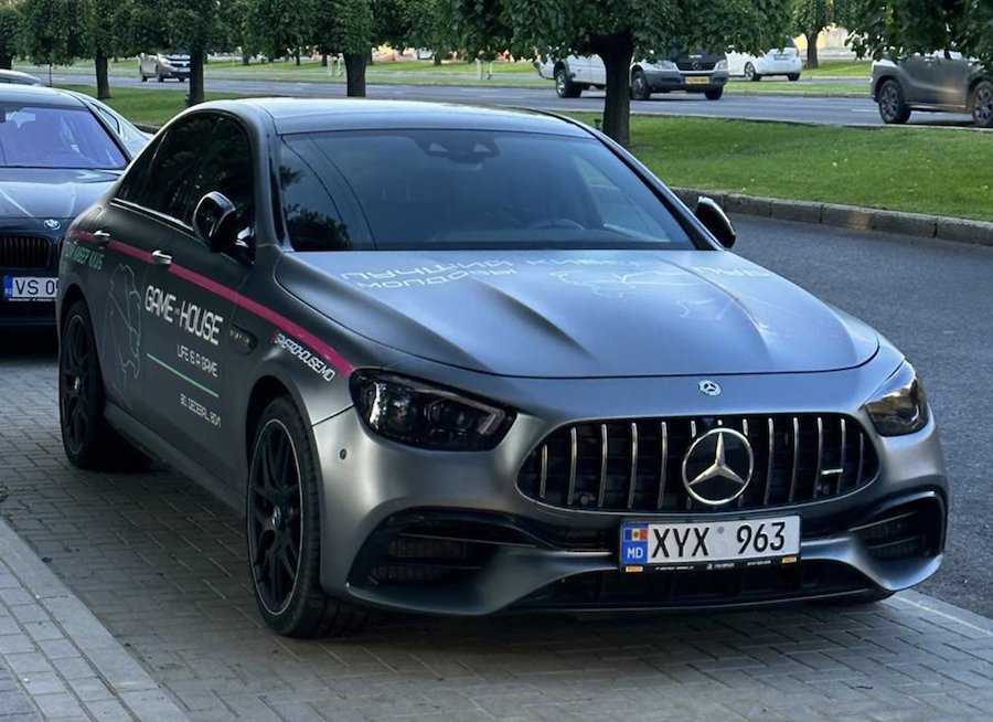 Un Mercedes-AMG E63 a fost furat în doar 30 de secunde în Chişinău, din parcarea unui mall