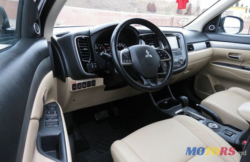 2015' Mitsubishi Outlander photo #4