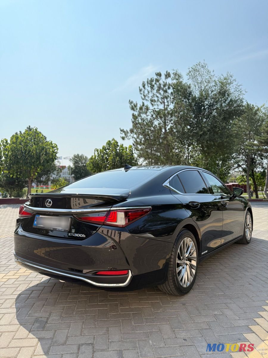2019' Lexus Es Series photo #4