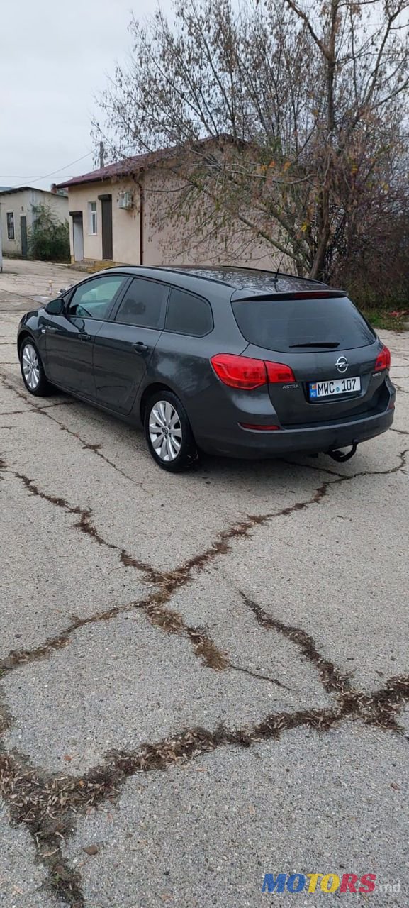 2012' Opel Astra photo #2