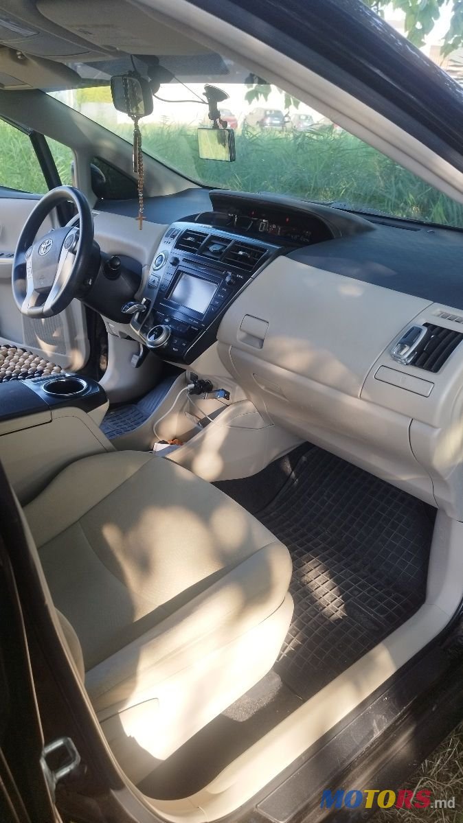 2012' Toyota Prius v photo #4