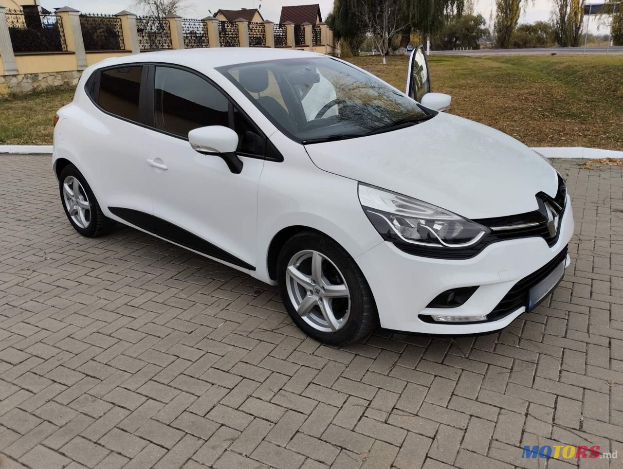 2016' Renault Clio photo #2