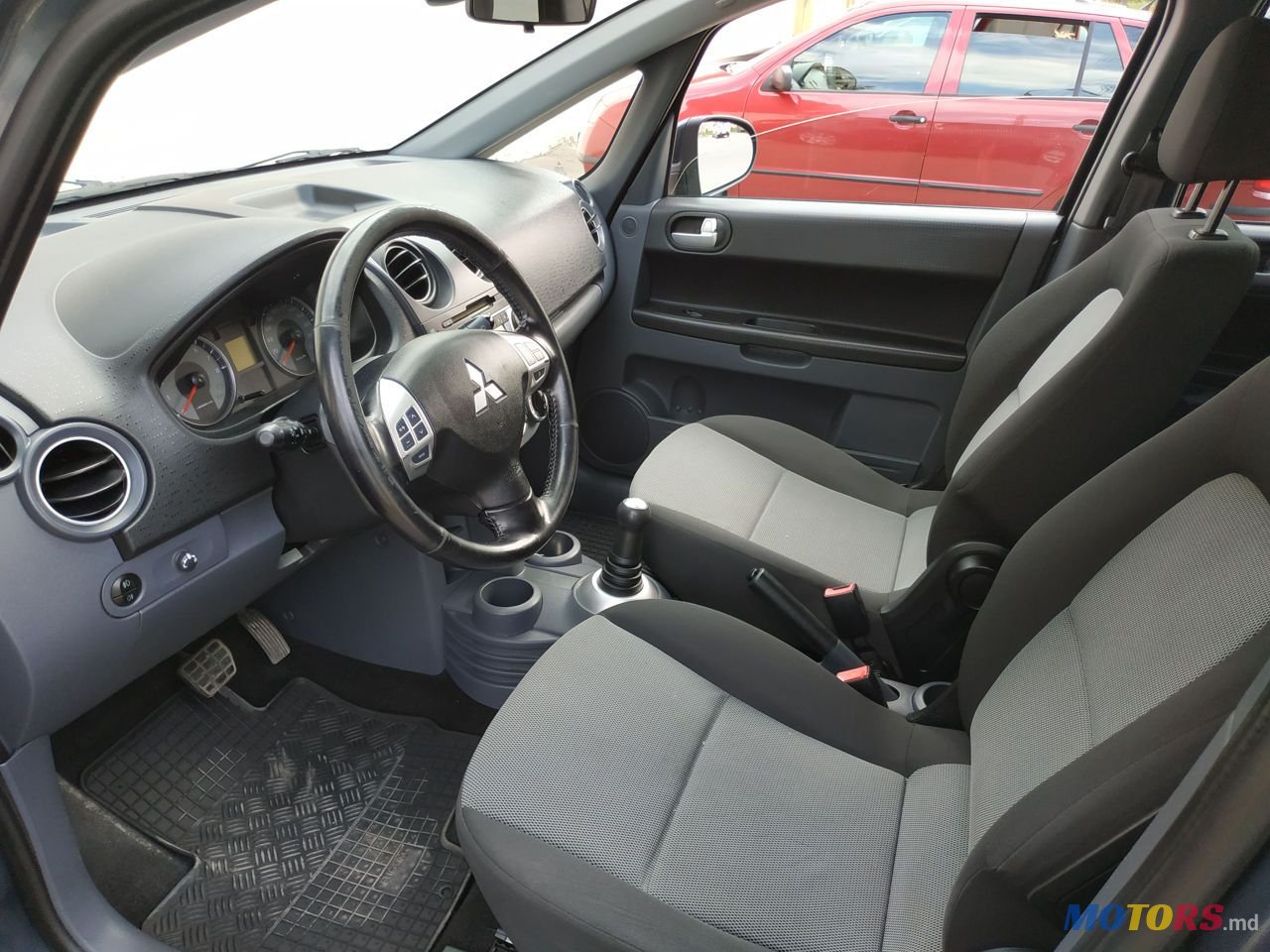 2010' Mitsubishi Colt photo #4