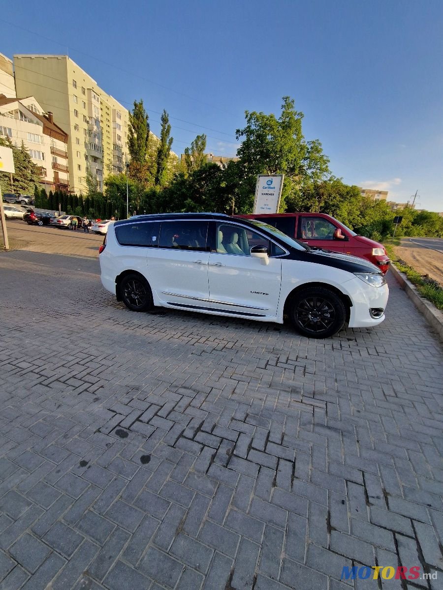 2018' Chrysler Pacifica photo #2