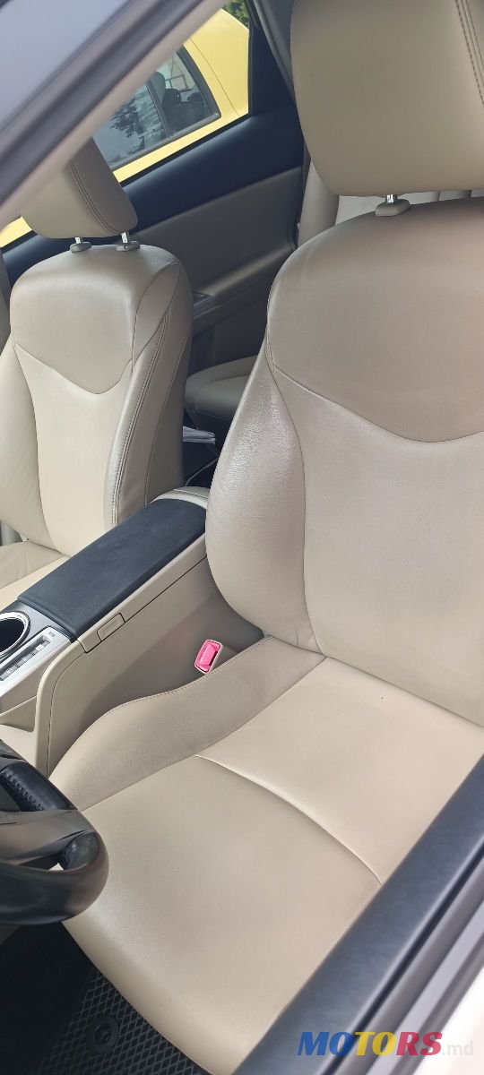 2012' Toyota Prius v photo #6