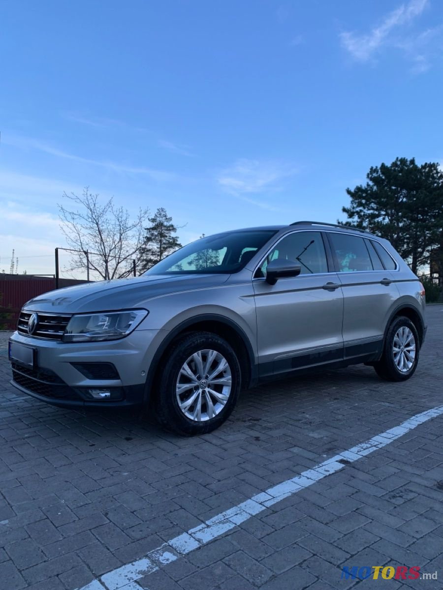 2019' Volkswagen Tiguan photo #2