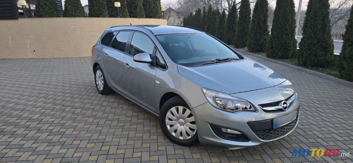 2012' Opel Astra photo #2