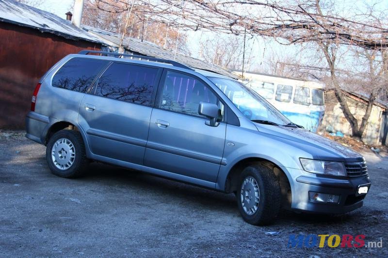2003' Mitsubishi Space Wagon photo #2