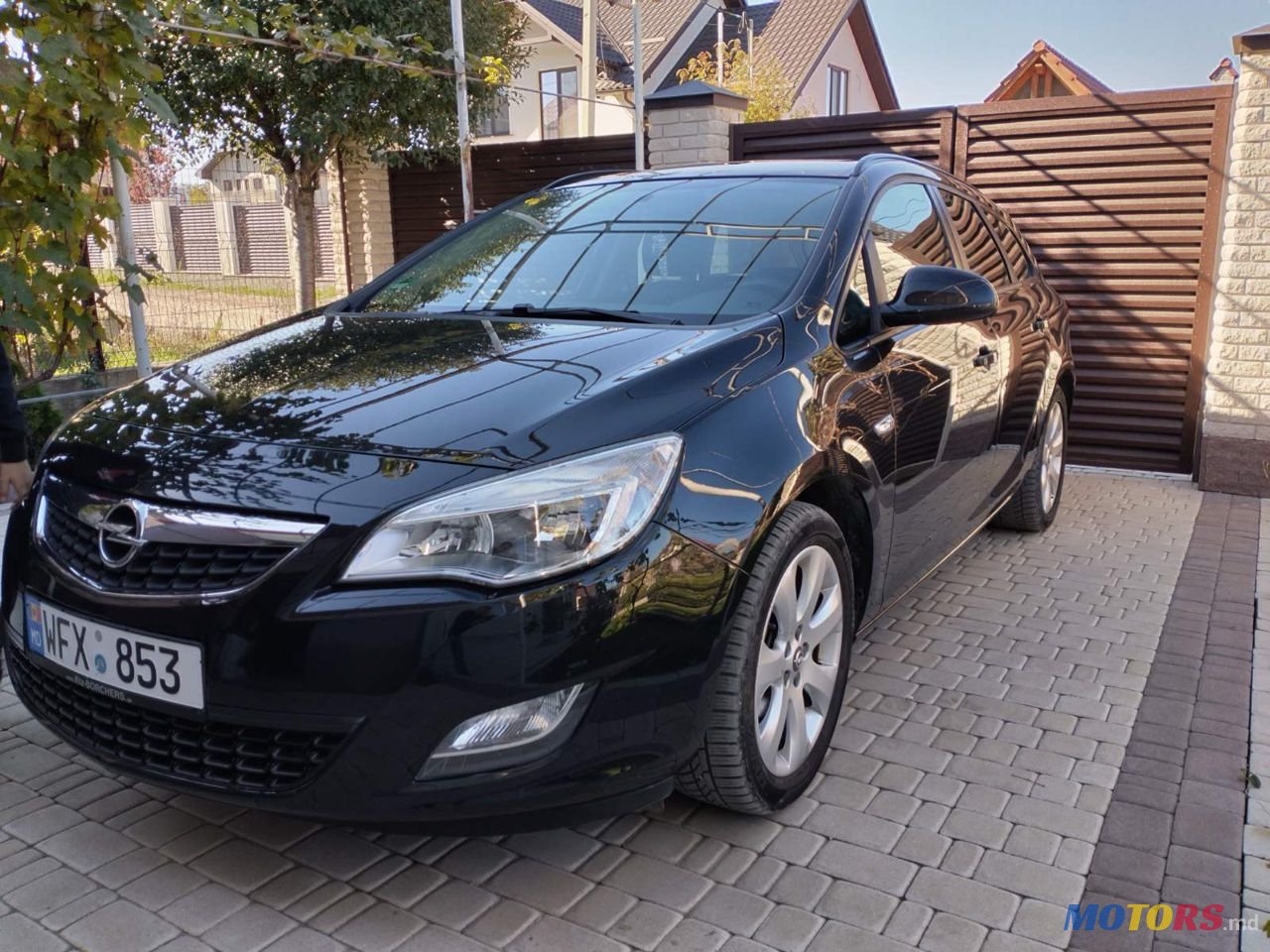 2011' Opel Astra photo #1
