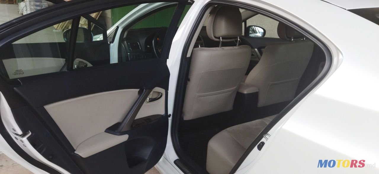 2013' Toyota Avensis photo #2