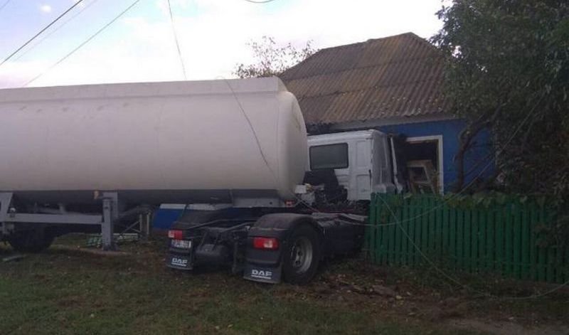 Accident în raionul Sîngerei: O familie din Grigorăuca s-a trezit cu o autocisternă cu motorină în casă