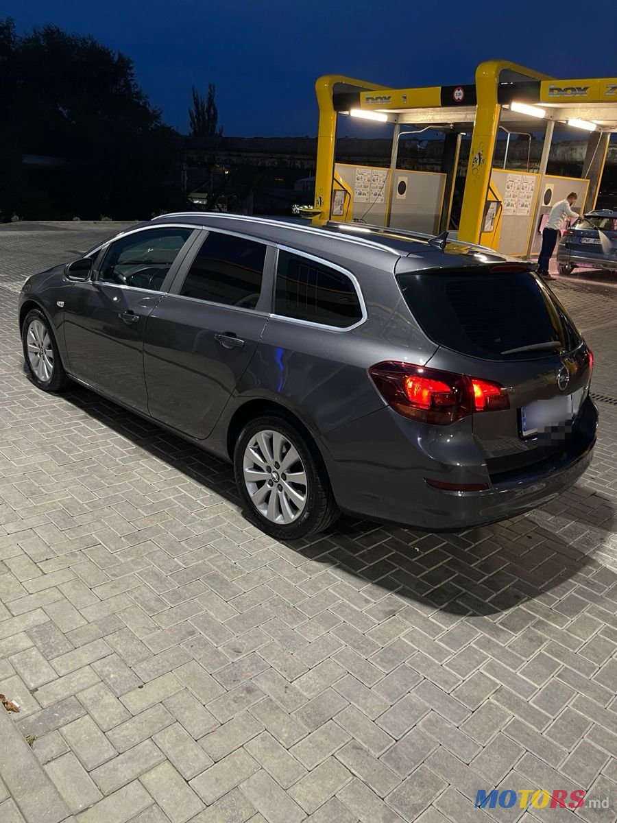 2011' Opel Astra photo #2