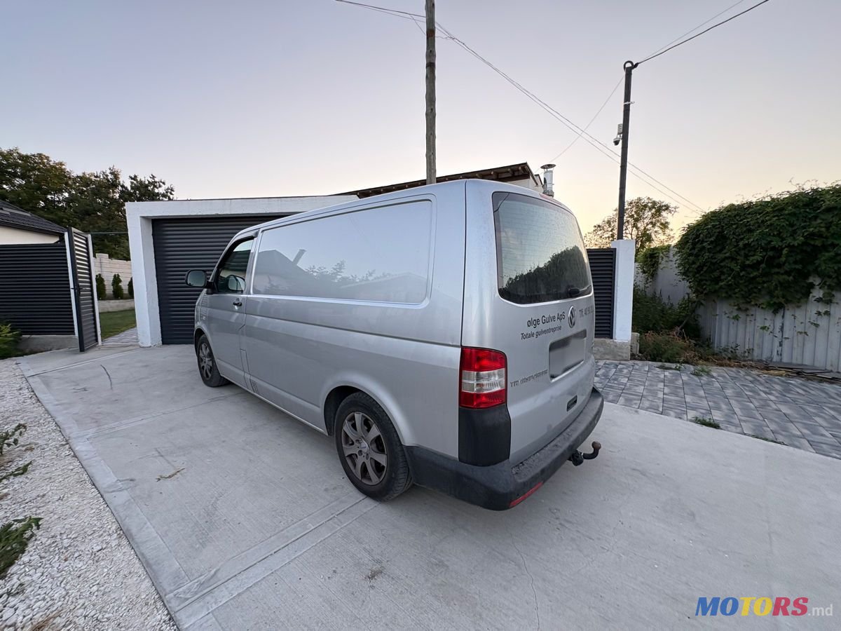 2015' Volkswagen Transporter photo #2