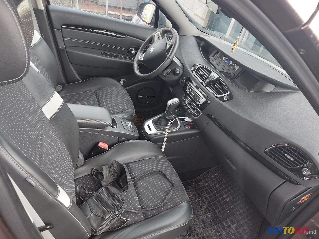 2013' Renault Scenic photo #6