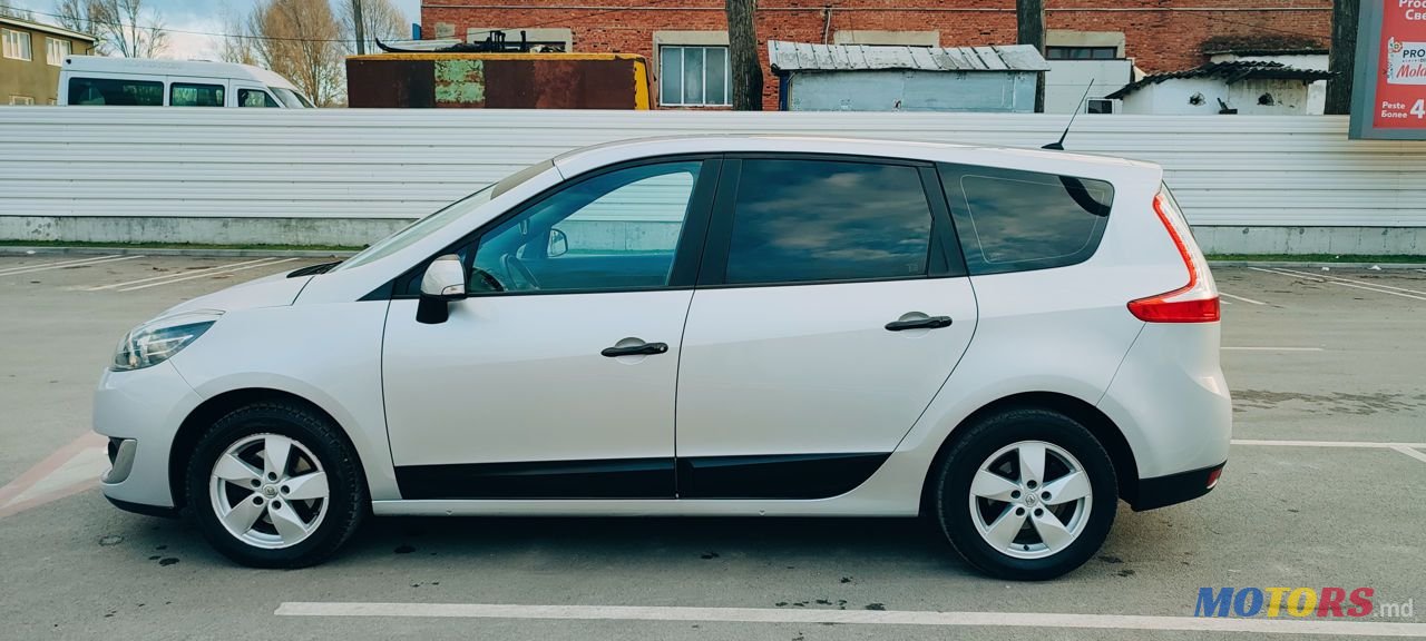 2013' Renault Grand Scenic photo #2