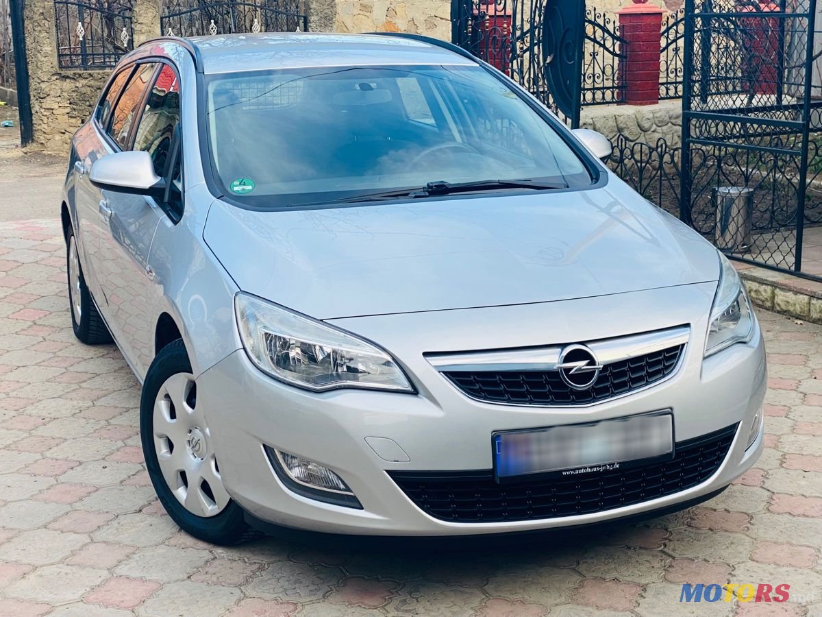 2011' Opel Astra photo #3