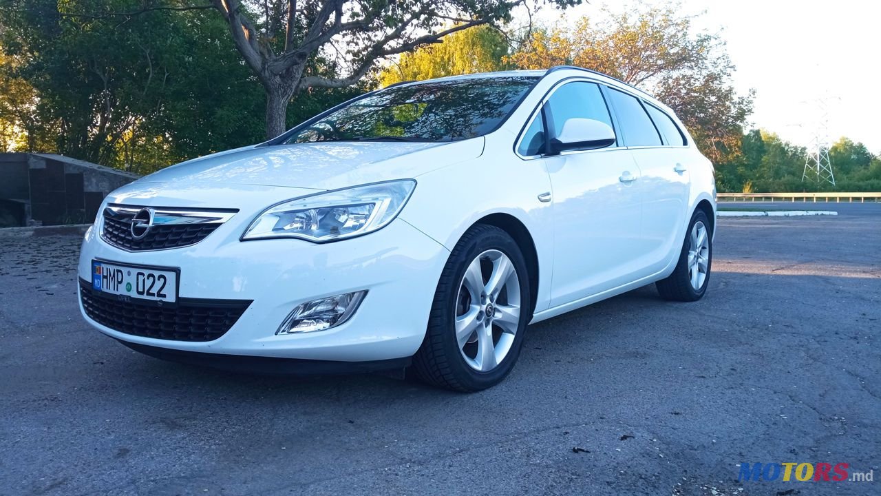 2011' Opel Astra photo #3