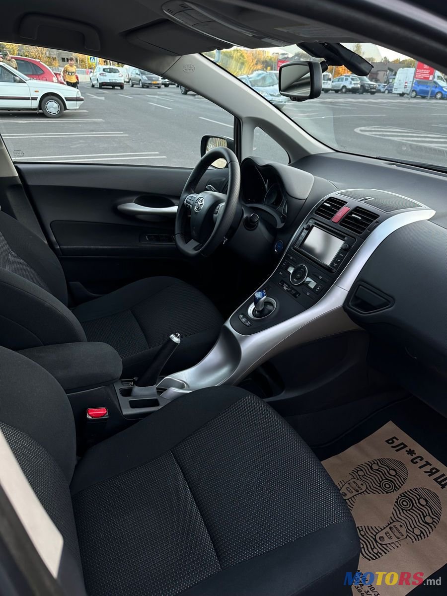 2012' Toyota Auris photo #5