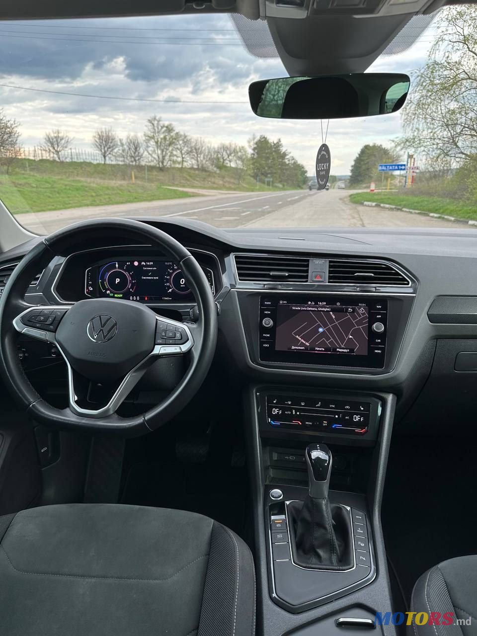 2021' Volkswagen Tiguan photo #5