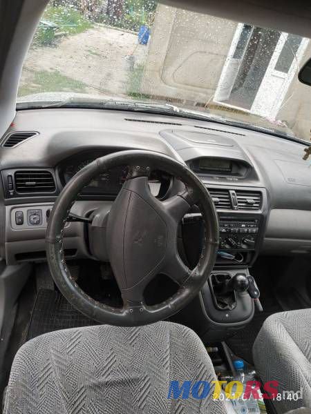 2000' Mitsubishi Space Wagon photo #2