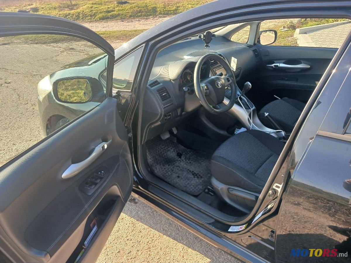 2010' Toyota Auris photo #2