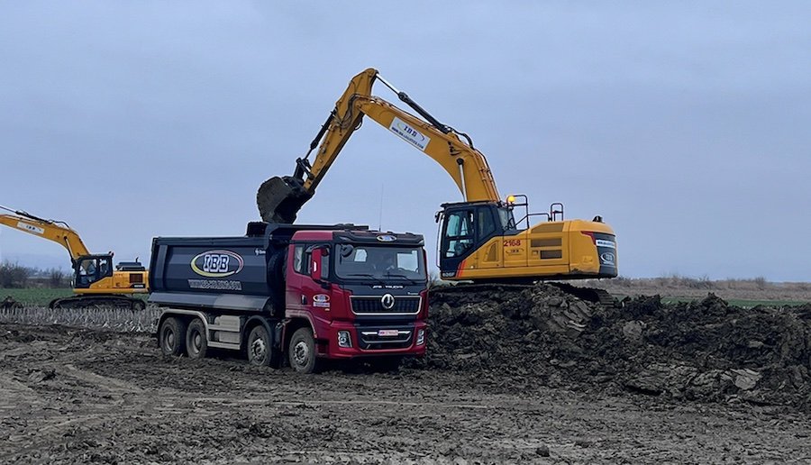 Acestea sunt camioanele Truston, produse la Baia Mare, care vor munci la construcţia autostrăzii A7 din România