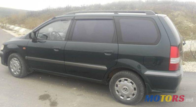 2001' Mitsubishi Space Wagon photo #1