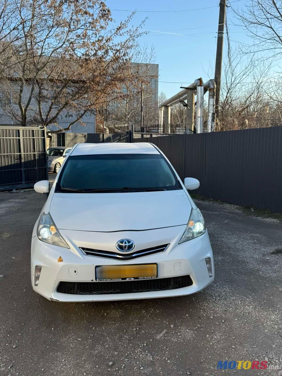 2013' Toyota Prius v photo #2
