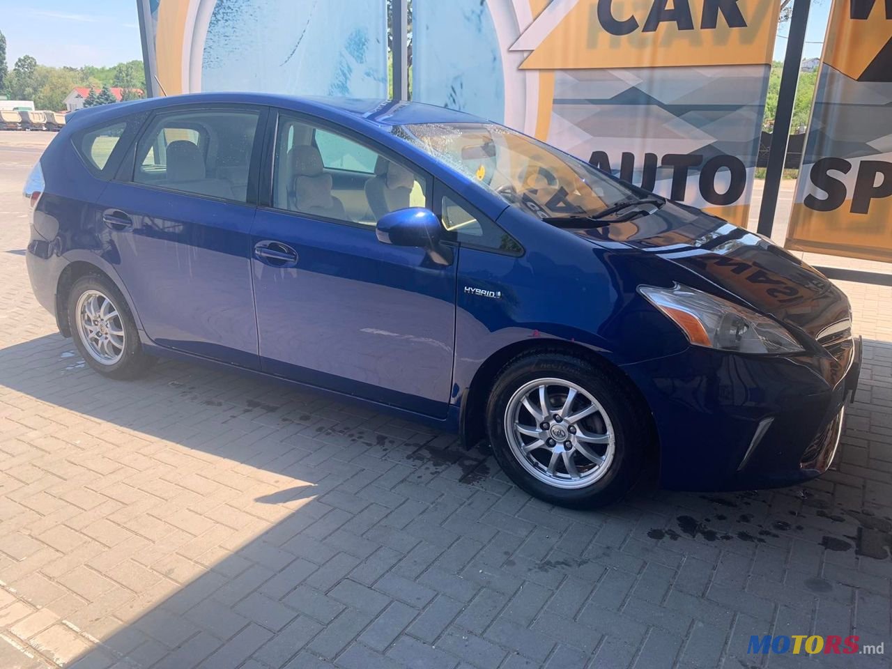 2013' Toyota Prius v photo #2