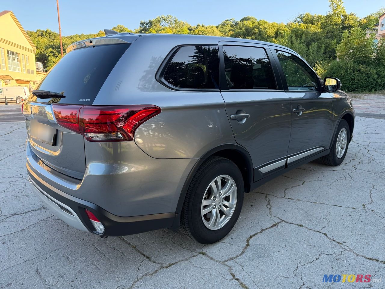 2023' Mitsubishi Outlander photo #2