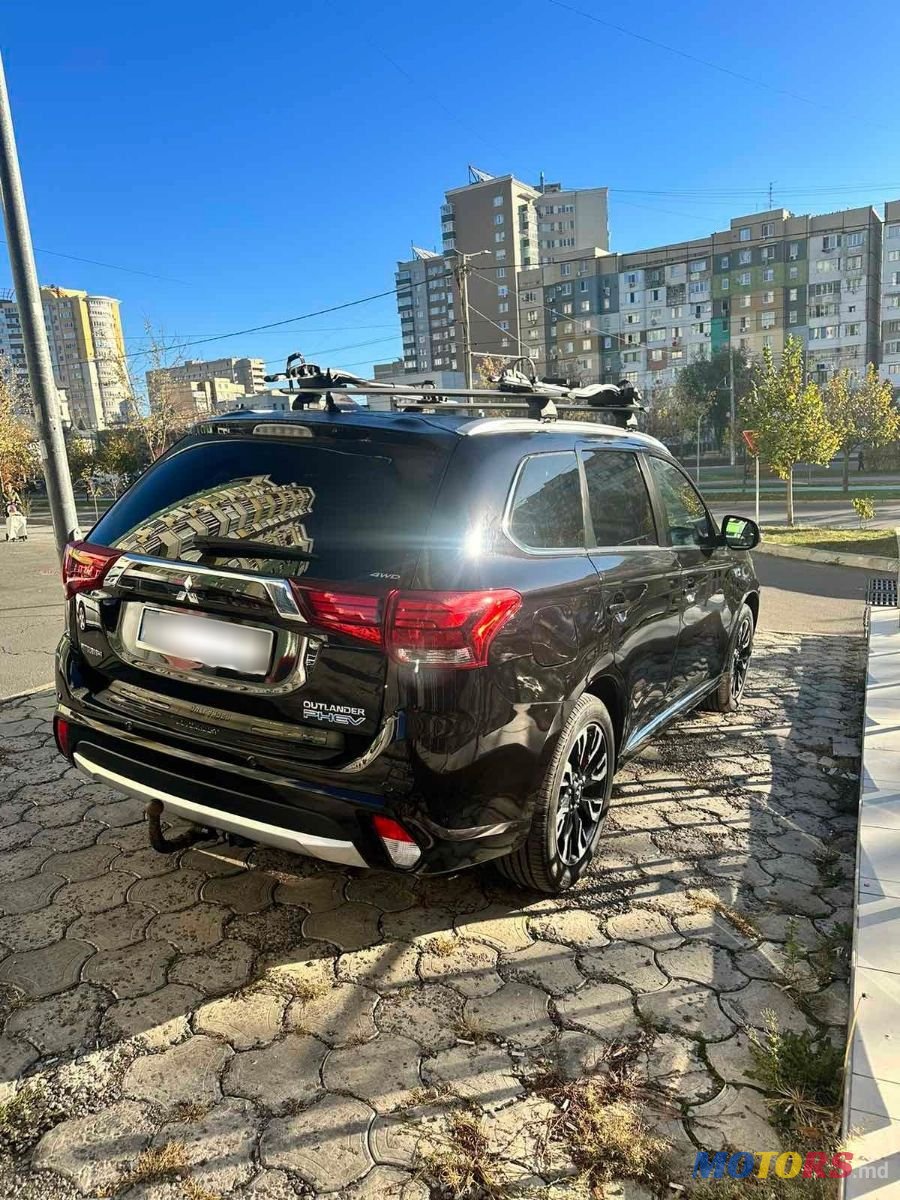 2015' Mitsubishi Outlander photo #2