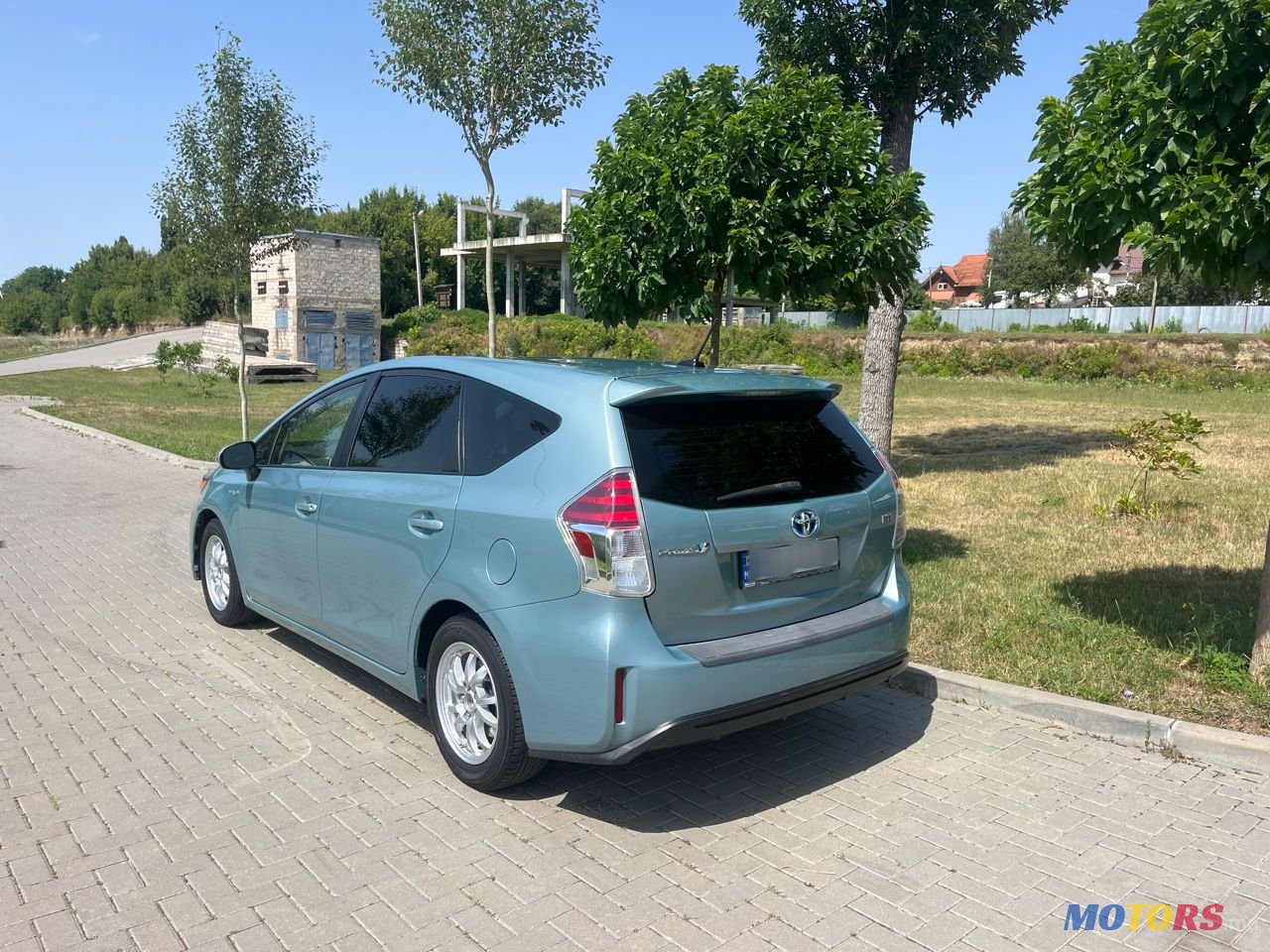 2017' Toyota Prius v photo #5