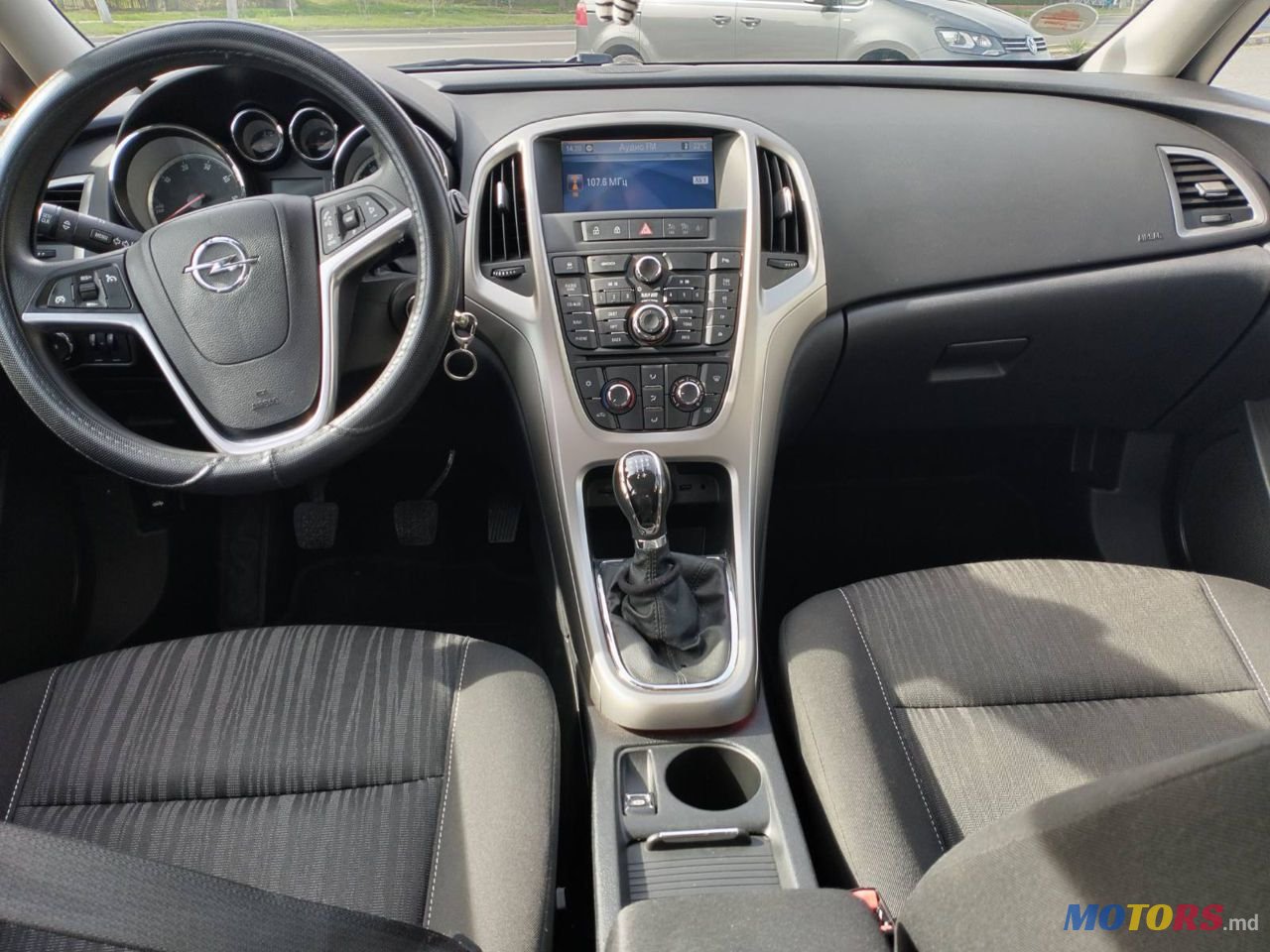 2011' Opel Astra photo #3