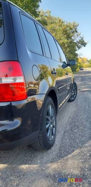 2005' Volkswagen Touran photo #1
