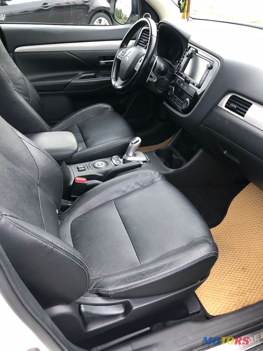 2015' Mitsubishi Outlander photo #5