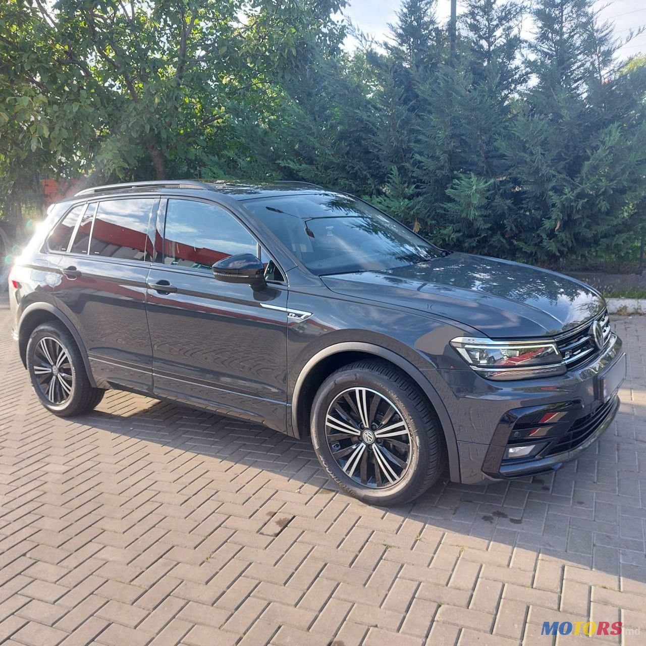2019' Volkswagen Tiguan photo #2