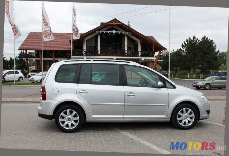 2007' Volkswagen Touran photo #3