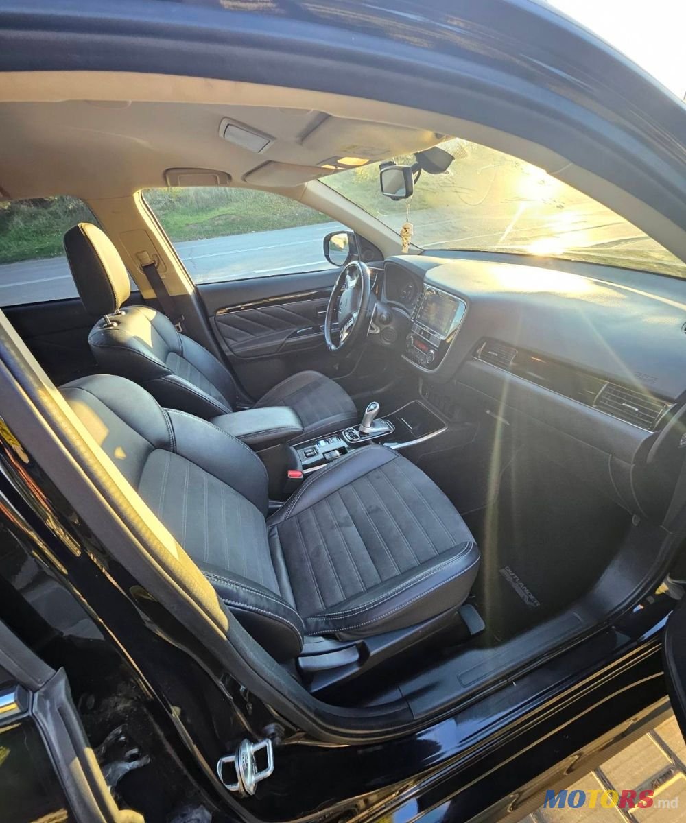 2019' Mitsubishi Outlander photo #6