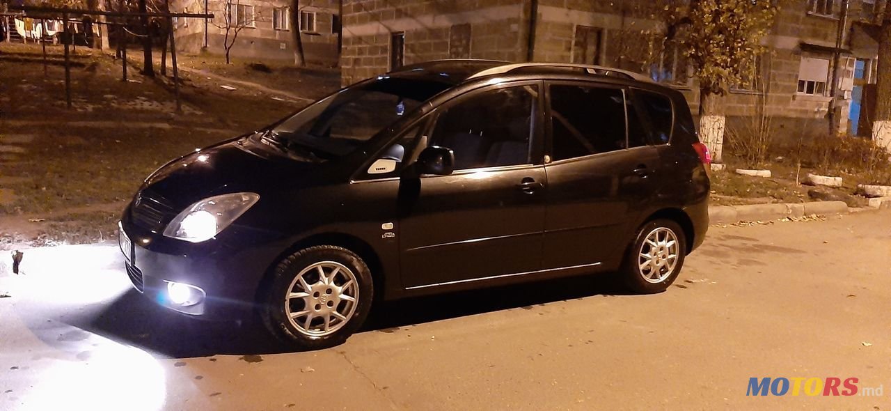 2004' Toyota Corolla Verso photo #1