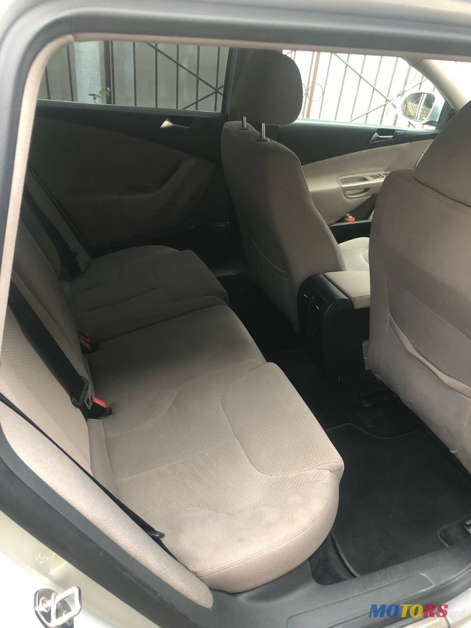 2009' Volkswagen Passat photo #2