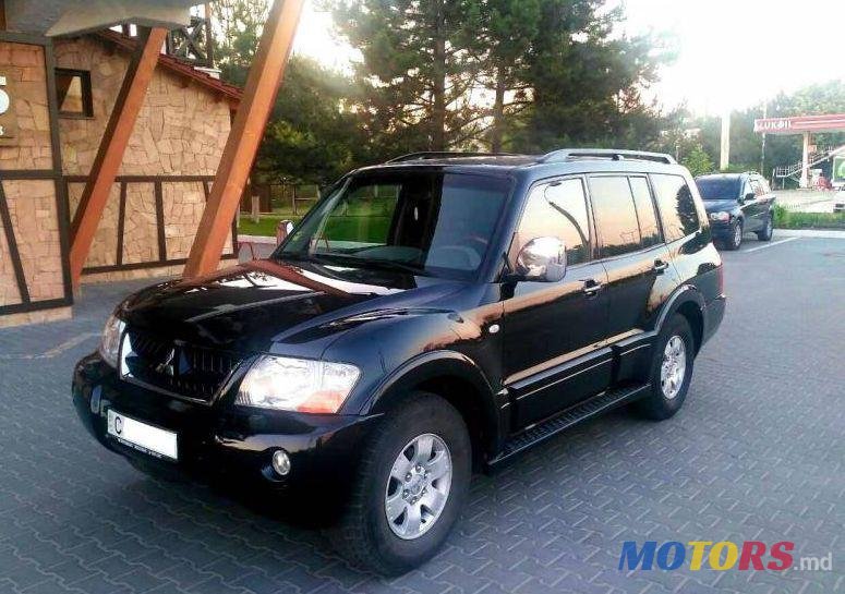 2006' Mitsubishi Pajero photo #1