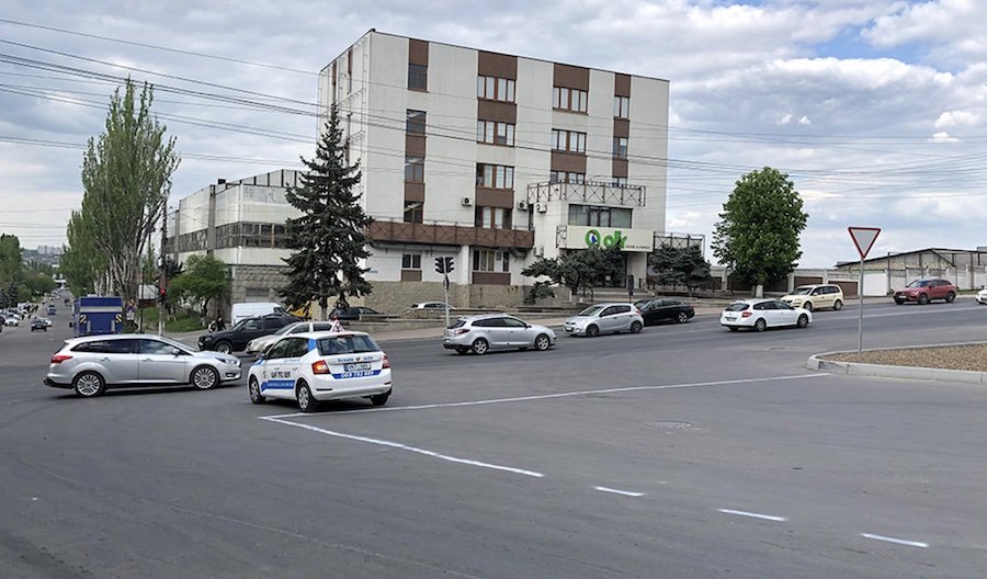 Un instructor auto a vopsit cu propriile mâini marcajele într-o intersecţie din Chişinău, lipsa cărora îi făcea pe elevii săi să nu susţină examenele