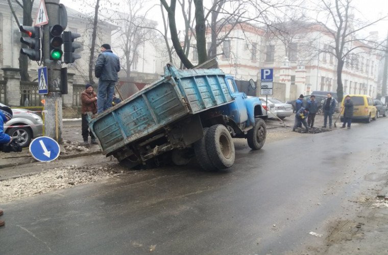 Un camion a fost „înghițit” de asfalt