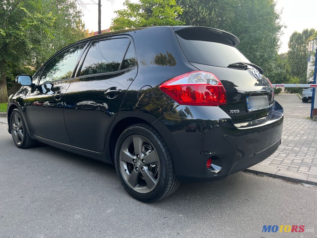 2011' Toyota Auris photo #2