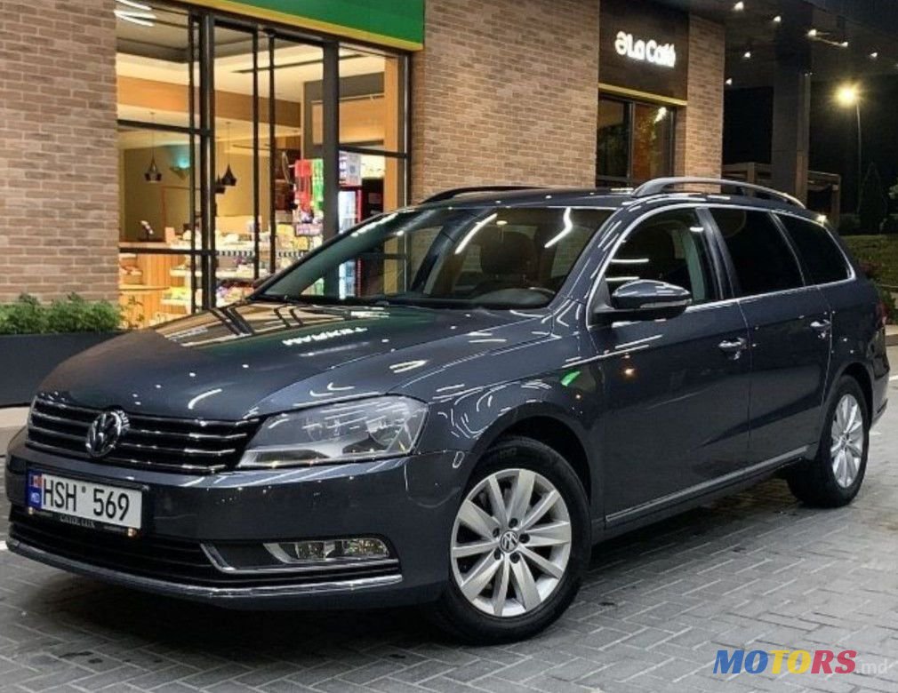 2011' Volkswagen Passat photo #2