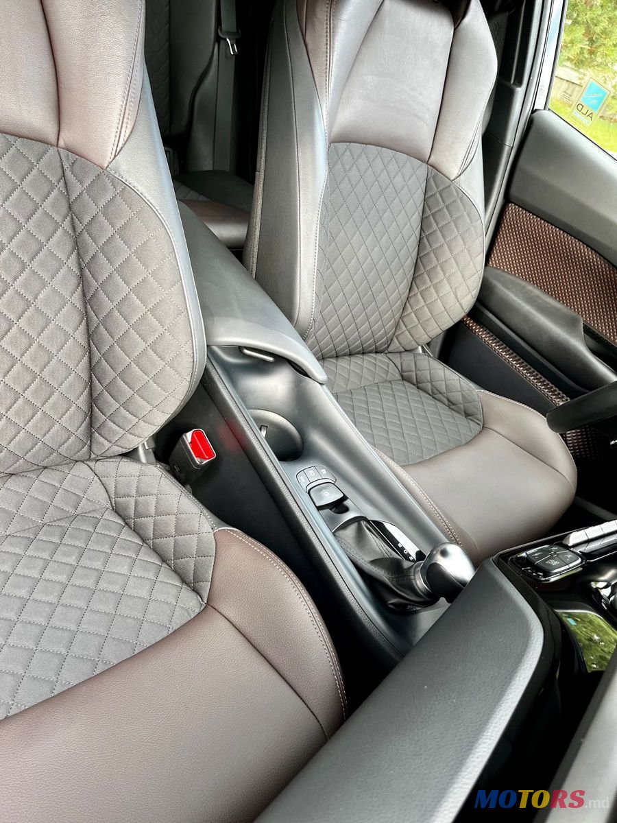 2019' Toyota C-HR photo #6