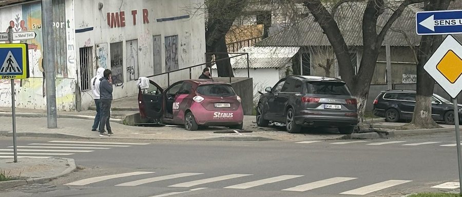 Sute de accidente și iată încă unul într-o celebră intersecție din centrul orașului Chișinău