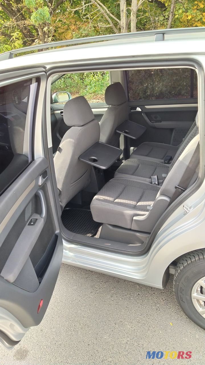 2008' Volkswagen Touran photo #3